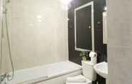 Toilet Kamar 5 Tudors eSuites Five Ways Terrace Parking