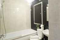 Toilet Kamar Tudors eSuites Five Ways Terrace Parking