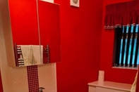 In-room Bathroom Luxurious, Stunning Detached Bungalow in Derby