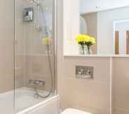 Toilet Kamar 6 ALTIDO Lovely 1-bed Flat Near 02 Arena