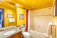 In-room Bathroom Ski in/ Ski out Minutes From Village, Private Hot Tub Sleeps 6 Free Shuttle