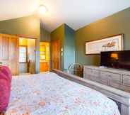 Bedroom 3 Ski in/ Ski out Minutes From Village, Private Hot Tub Sleeps 6 Free Shuttle