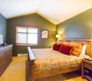 Bedroom 5 Ski in/ Ski out Minutes From Village, Private Hot Tub Sleeps 6 Free Shuttle