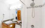 In-room Bathroom 2 Fabulous Location Private Hot Tub, NO Car Needed, Sleeps 8