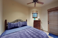 Bedroom Art Haven - Stylish Southwestern Comfort, Walk to The Plaza