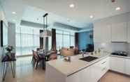 Kamar Tidur 5 Three-bedrooms Apartment, Oakwood Suites La Maison Jakarta