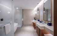In-room Bathroom 7 Howard Johnson the Bund Hotel Gasa
