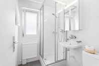 In-room Bathroom Sallaz by Homenhancement