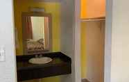 In-room Bathroom 5 Abrams Inn