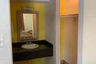 In-room Bathroom Abrams Inn