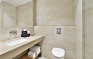 In-room Bathroom 4 Courtyard by Marriott Nashik