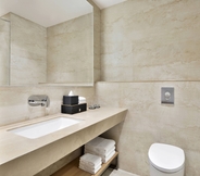 In-room Bathroom 4 Courtyard by Marriott Nashik