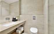 In-room Bathroom 4 Courtyard by Marriott Nashik