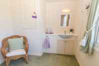 Toilet Kamar Charming 2 Bed House Near Rhoscolyn