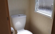 In-room Bathroom 5 Immaculate 3-bedroom Caravan on Combe Haven