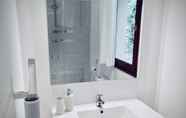 In-room Bathroom 7 Wisteria Gite