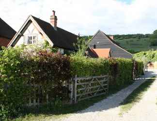 Exterior 2 Remarkable 1-bed Cottage Near Henley-on-thames