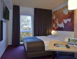 Bedroom 2 B&B Hotel Stuttgart-Bad Cannstatt