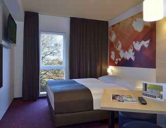 Bedroom 2 B&B Hotel Stuttgart-Bad Cannstatt