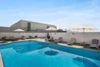 Swimming Pool La Quinta by Wyndham Dubai Jumeirah