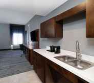 Bedroom 2 La Quinta Inn & Suites by Wyndham Louisville NE/Old Henry Rd