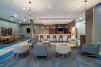Bar, Cafe and Lounge La Quinta Inn & Suites by Wyndham Louisville NE/Old Henry Rd