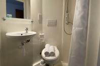 In-room Bathroom Wenlock Court - Campus Accommodation