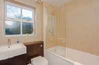 Toilet Kamar Contemporary 1 Bedroom Flat in Camberwell Oval