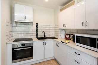 Kamar Tidur 4 Modern 1 Bedroom Apartment Near the River and the City