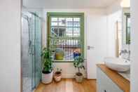 In-room Bathroom Charming Studio in Kings Cross