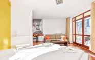 Kamar Tidur 5 Apartments Roza Wiatrow by Renters