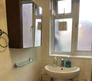 In-room Bathroom 6 Lovely One-bed Apartment to Rent in London