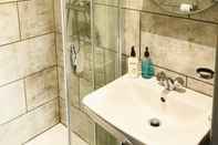 In-room Bathroom The George Inn Middle Wallop