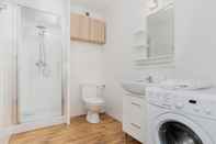 In-room Bathroom Apartment Poznan Dominikanska by Renters