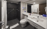 Toilet Kamar 4 City Express by Marriott Monterrey Universidad