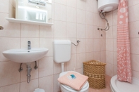 Toilet Kamar Apartman Orange