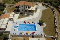 Atraksi di Area Sekitar Villa Manolia