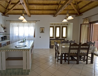 Bedroom 2 Villa Manolia