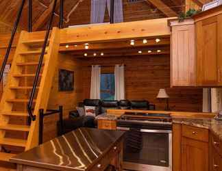 ล็อบบี้ 2 Cabin ON THE River ~ Free Bikes and Kayaks ~ Patio