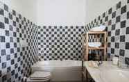 Toilet Kamar 6 Pretty Apartment in Ascoli Piceno with Hot Tub