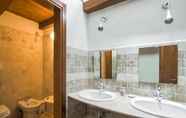 Toilet Kamar 4 Scenic Apartment in Ascoli Piceno with Hot Tub