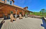 Ruang Umum 3 Weaverville Cabin on 50 Private Acres w/ 6 Cabins