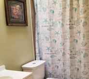 Toilet Kamar 6 New Smyrna Beach Townhouse/flagler Ave/beach/walk Everywhere and Pet Friendly!