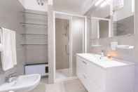 Phòng tắm bên trong Blu Lake Apartment on Ghiffa Beach