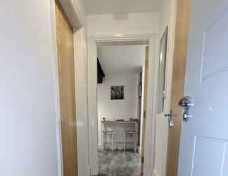 Lobby 2 Cosy Riverside Apartment - Woodsmill Quay Free Parking