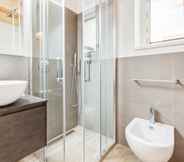 In-room Bathroom 3 Luxury & Charming Piazzetta San Giorgio Apartments