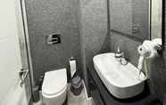 In-room Bathroom 6 Kent Suites Hotels