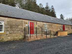 Exterior 4 Inviting 2-bed Barn With hot tub Near Muirkirk