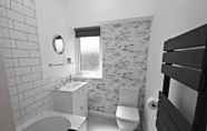 In-room Bathroom 7 Charming 2-bed Cottage in the Heart of Stanhope