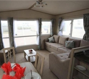 Common Space 2 Comfortable 3-bed Caravan - Combe Haven